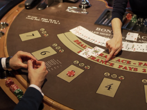 Read more about the article Perbedaan Casino Online Gratis dan Berbayar: Mana yang Lebih Menguntungkan?